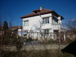 Renovated house with plot of land located in lively village 