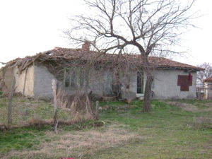 Old country house with land plot situated 85 km from the sea