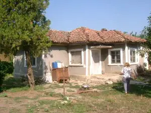 Old house with spacious garden located 20 km from the sea