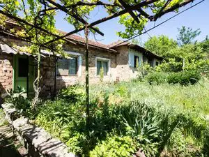 Nice 2 -bedroom house with house for guests near Svishtov