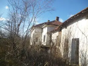 Old rural property with plot of land located in the outskirt