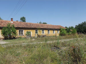 Spacious rural property with good road access, suitable for 