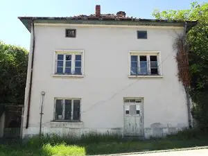 Spacious country house with vast plot of land and good locat