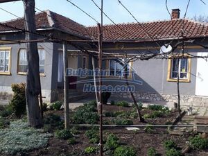 Massive house with a large yard 2300sg.m 25km from the sea