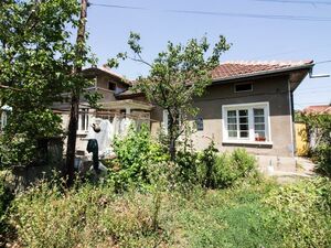 Large house with 3 beds, big garden and outbuildings close t