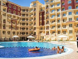  One bedroom Apartment 77m pool view