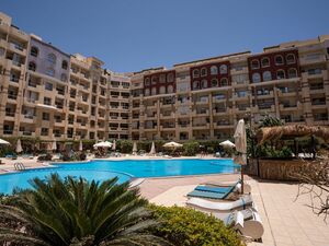 Modern 1-Bedroom Apartment in Prime Arabia District 