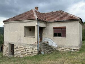 I am selling a house in the village of Viča-Lucani