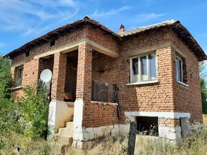Derelict rural house with quiet location providing privacy
