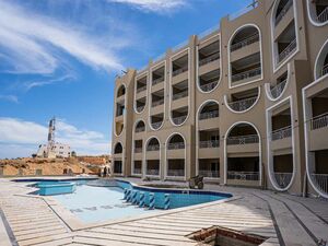 Studio with Private Terrace near the Sea in Hadaba