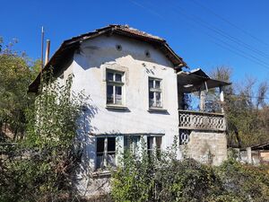 Rural house with spacious barn & big yard 100 km from Sofia