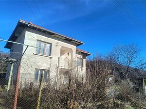 Old country house with plot of land and nice views