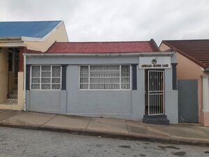North End – Semi House – Renovators Dream – Reduced -R380 00