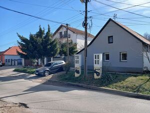 I am selling half of a house with its own yard - Petrovaradi