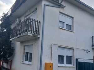 I am selling a one-story house in Titel