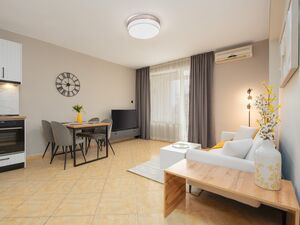 Renovated 2-Bedroom Apartment with Pool View | Bravo 5 – Pri
