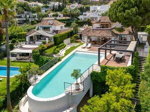 Villa with Pool in Nueva Andalucía near Golf