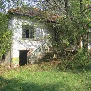 Old rural house in poor condition with plot of land situated in a village about 30 km away from the town of Vratsa.The village is near spa and ski resorts