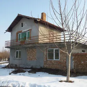 Country house with plot of land 25 km from the Danube river