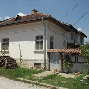 Spacious, semi-furnished country house with nice location