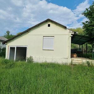 I am selling a plot and a house in Svilos