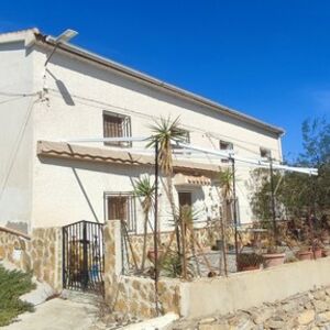 FSRN66 Country cottage with a large garden.