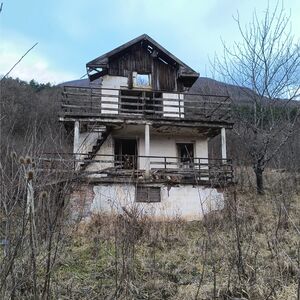 An old villa with vast plot of land and nice views near city