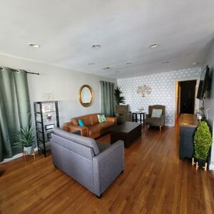 3 bedroom 2 bath home with Jacuzzi near Beverly Hills, 