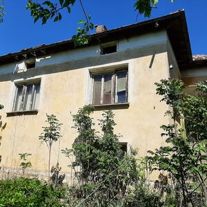 Old country house with plot of land and nice vrasta 