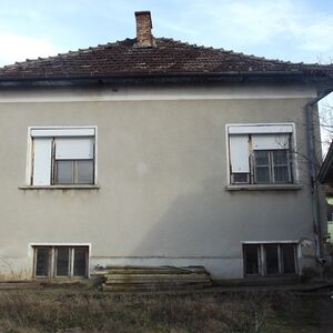 Country house with annex, garage and yard situated in Vrasta