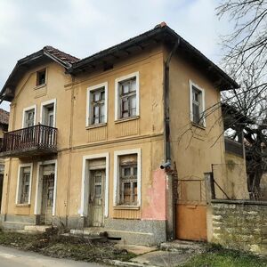 Old rural house with barn and plot of land located in Vratsa
