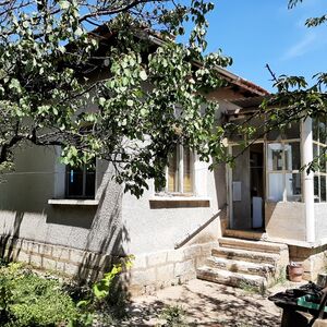 Country house with plot of land and quiet location situated 