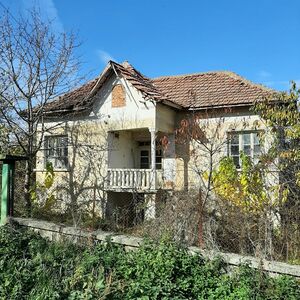 Old rural property with quiet setting in the countryside