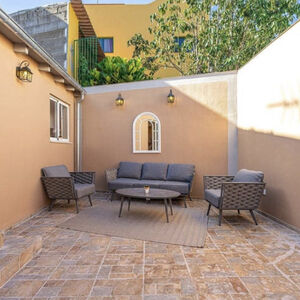 This beautifully maintained townhouse offers the perfect com