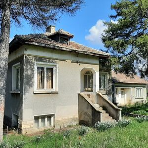 Country house with annex, barn and spacious yard situated in