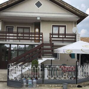 Detached two-storey house, with a large yard with parking fo