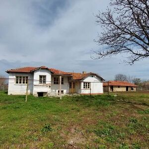 House for renovation with a yard of 1,420 sq m.