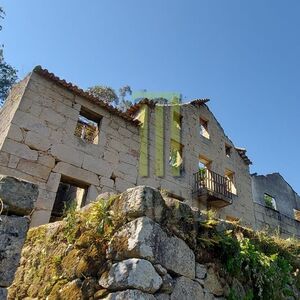 Farm Cortinhais with a granite stoned ruin to be renovated