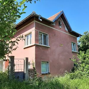 Solid country house with barn and plot of land located in pr