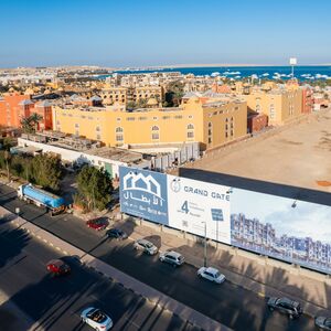 🏖️ Cozy Poolside Unit with Garden – Affordable Cash Offer