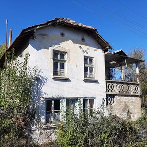 Rural house with spacious barn & big yard 100 km from Sofia