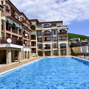 1-Bedroom Apartment with Pool and Yard View in Panorama Bay 