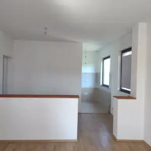 House with business premisses next to the spa