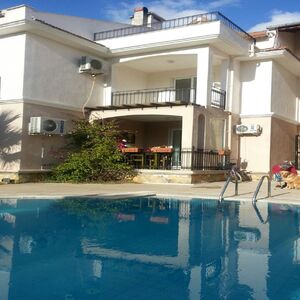 İZMİR ÇEŞME ALAÇATI’DA SITE ICERISINDE HAVUZLU HAFTALIK