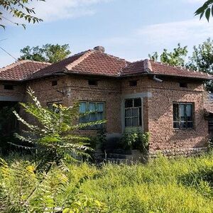 Solid House with renovated Roof and 1,450 sq.m. Garden 