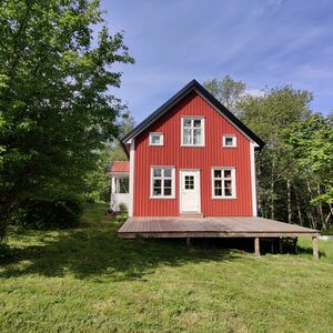 Off-grid Swedish forest cabin near lake &ndash; Sm&aring;land