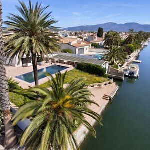 Luxury Villa with Mooring & Pool in Empuriabrava
