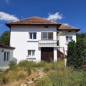 Nice rural property with house, annex, big garden and views
