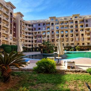 Studio with Private Terrace & Pool View, Down Town,