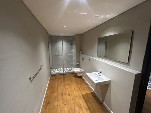 En-suite (main bedroom)